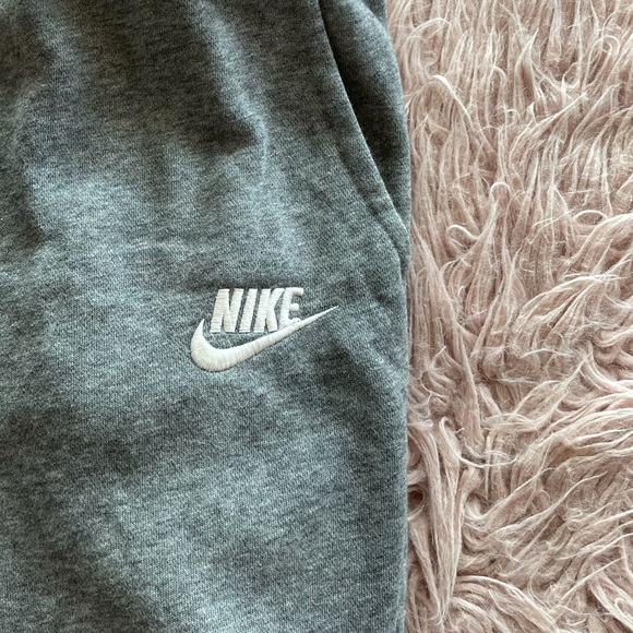 grey nike joggers - Picture 3 of 4